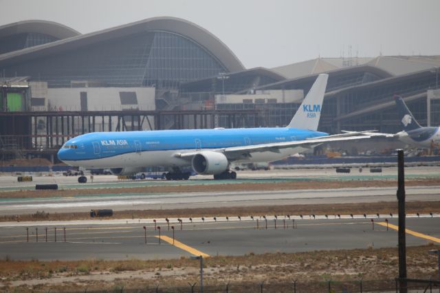 BOEING 777-300ER (PH-BVB)