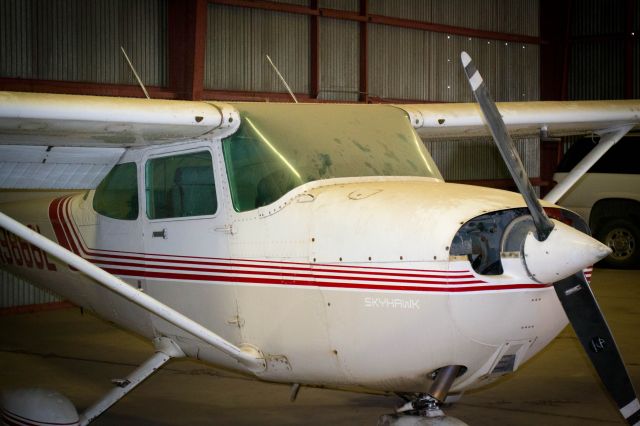 Cessna Skyhawk (N9866L) - Looks like its been hangared for quite a while.