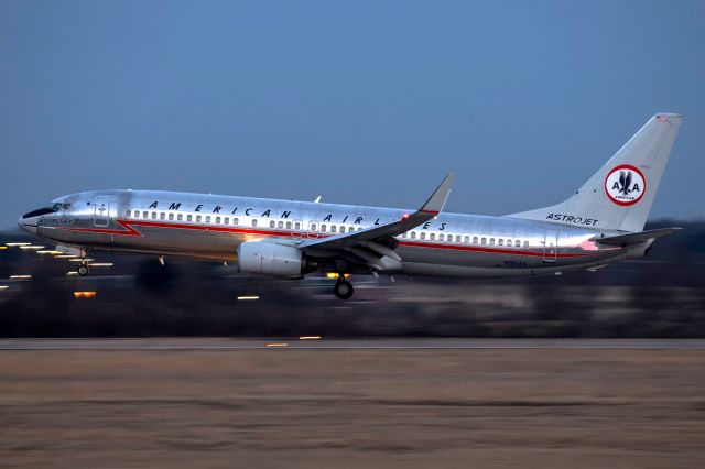 Boeing 737-800 (N951AA) - Astrojet arriving in Nashville