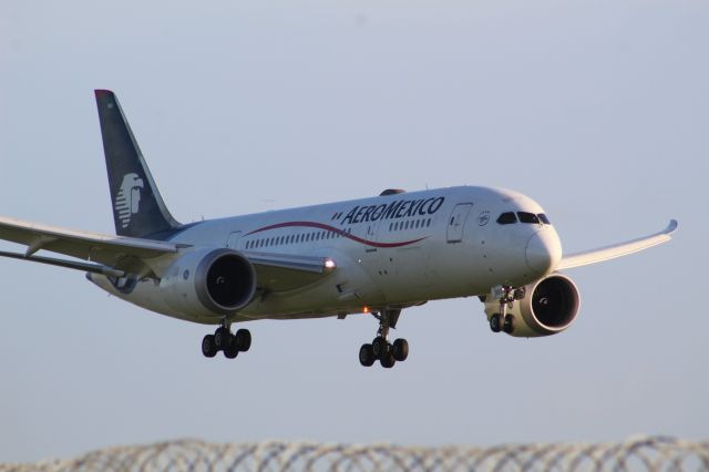 Boeing 787-8 (N965AM) - An Aero Mexico B787-8 on final approach into LHR, Landing on runway 27R.br /br /Location: Northern Perimiter Road, Beside Runway 27R.br /Date: 20.12.22 (dd/mm/yy).