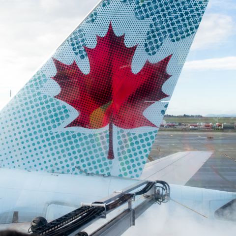 BOEING 777-200LR (C-FIUA) - Deicing Air Canada 034