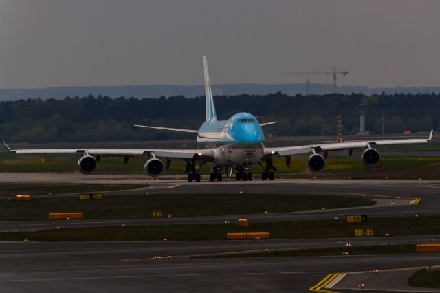 Boeing 747-400 (HL7602) - evening