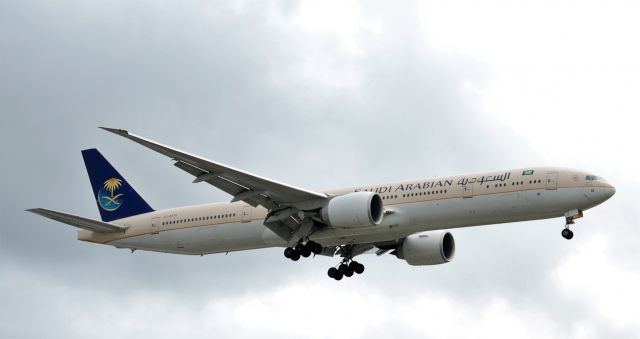 Boeing 777-200 (HZ-AK14) - Landing on 27L