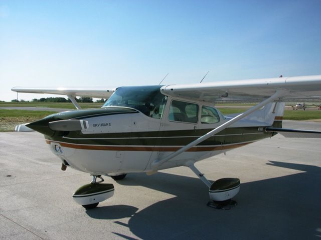 Cessna Skyhawk (N738UH)