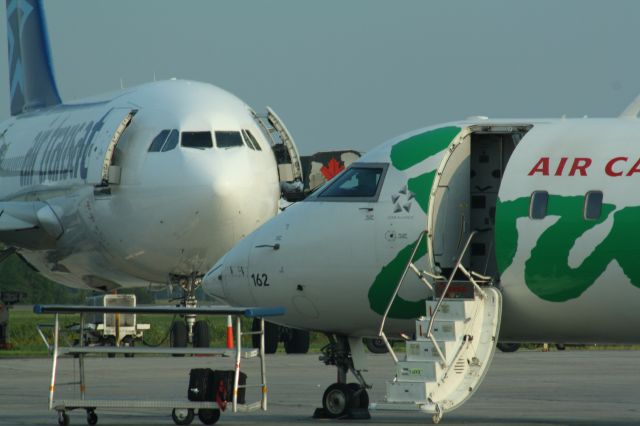 Canadair Regional Jet CRJ-100 (C-FDJA)