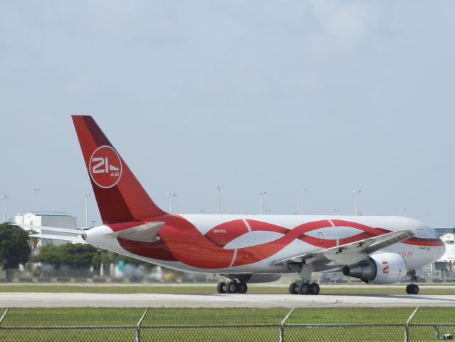 BOEING 767-200 (N999YV)