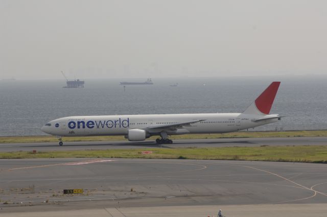 BOEING 777-300 (JA752J) - Landing at HND Airport R/W34R on 2011/09/28 One World c/s