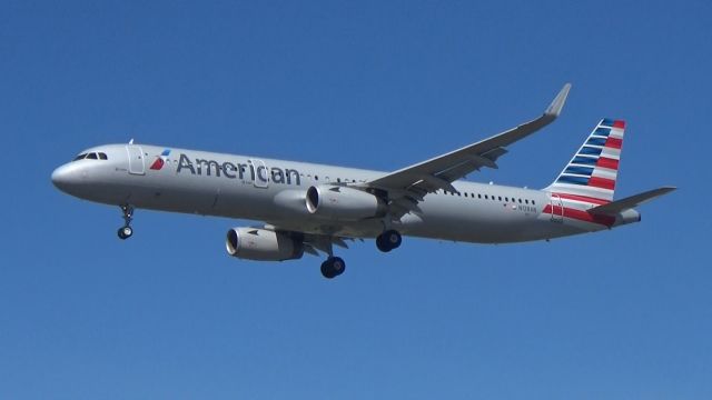 Airbus A321 (N128AN) - Getting used to Americans A321s.