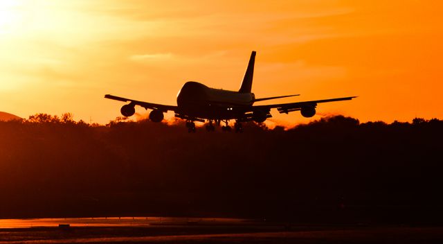 Boeing 747-200 (82-8000) - Air Force One on a very short final for CMH.