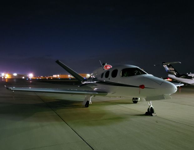 Cirrus Vision SF50 (N697DC) - Night mode