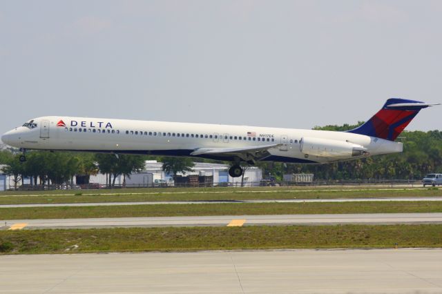 McDonnell Douglas MD-88 (N917DE) - Delta Flight 1678 (N917DE) arrives on Runway 32 at Sarasota-Bradenton International Airport following a flight from Hartsfield-Jackson Atlanta International Airport