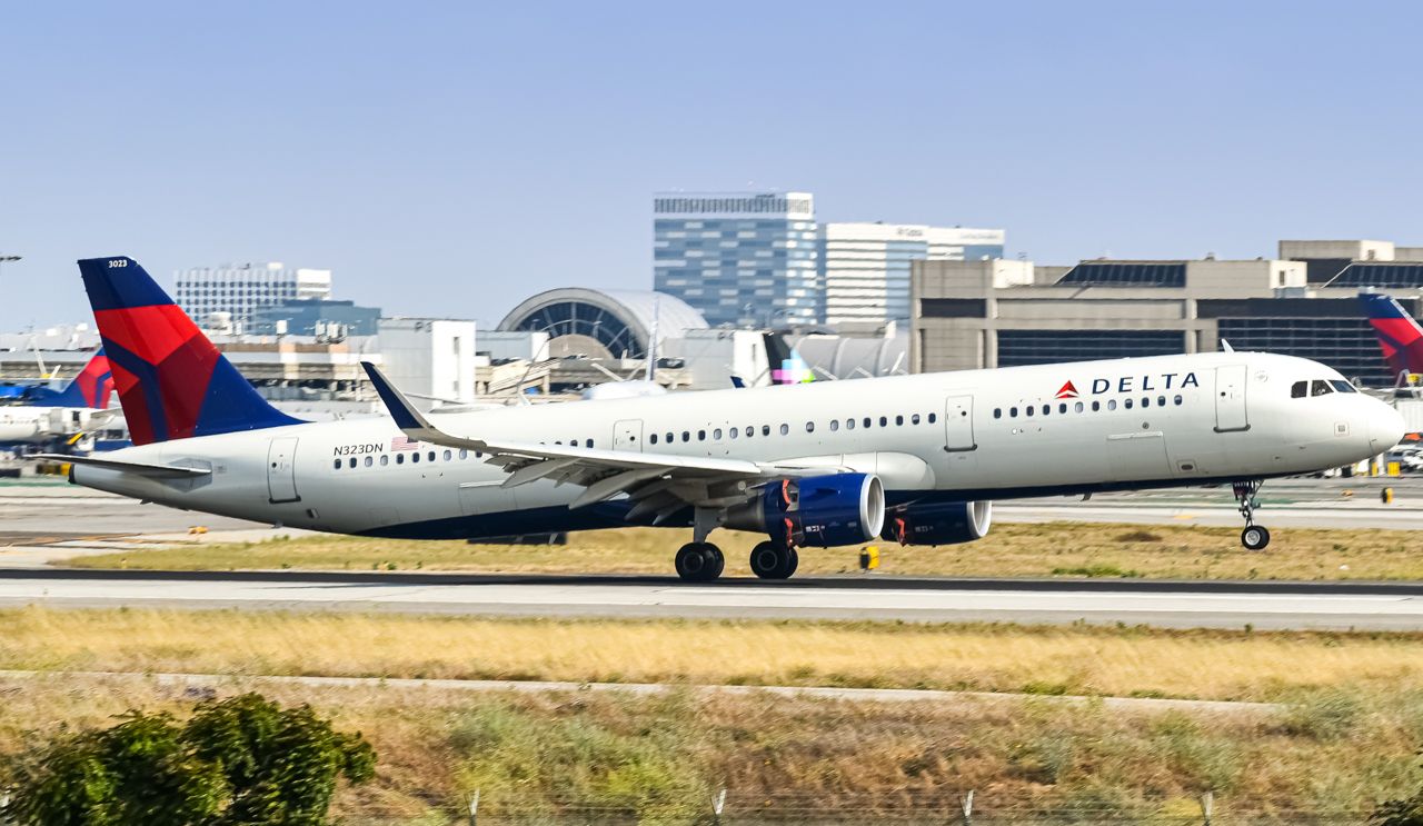 Airbus A321 (N323DN)