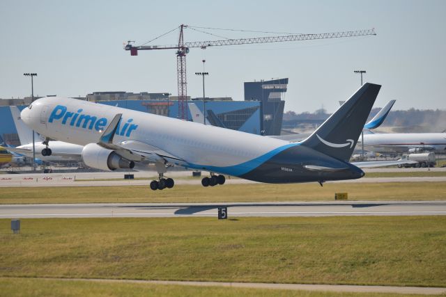 BOEING 767-300 (N1361A) - Departing 18-L on 11-08-20