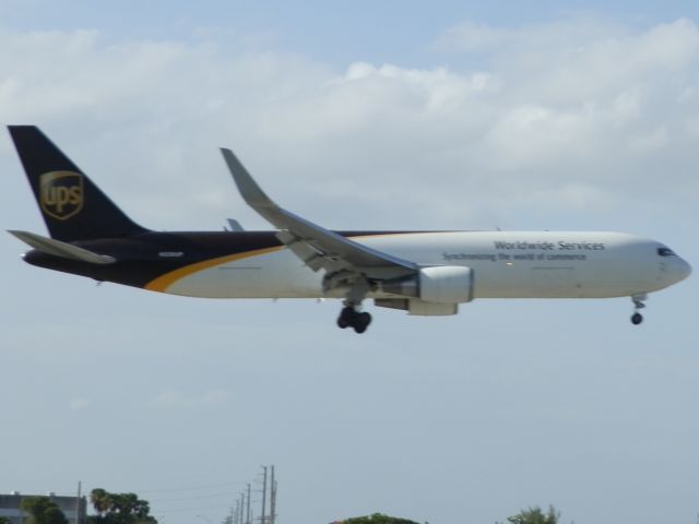 BOEING 767-300 (N336UP)