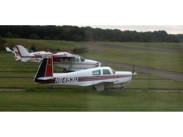 Mooney M-20 (N6453U) - A Mooney at Belmar, NJ.