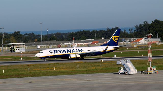 Boeing 737-800 (EI-FIK) - Aéroport de Porto. Avril 2016.