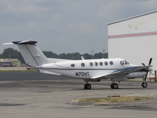 Beechcraft Super King Air 200 (N72HT)
