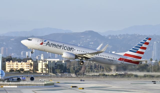 Boeing 737-800 (N925NN) - Departing LAX