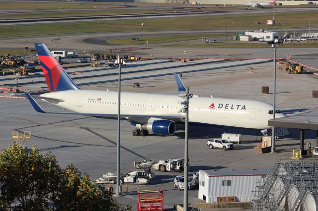 BOEING 767-300 (N198DN)