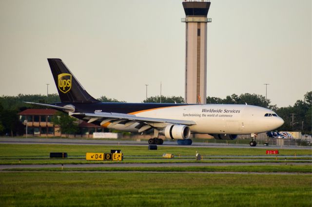 Airbus A300F4-600 (N160UP) - UPS2132 arriving into Buffalo, New York (BUF) from UPS WorldPort (Louisville, Kentucky - SDF)