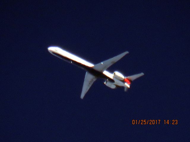 McDonnell Douglas MD-90 (N953DN)