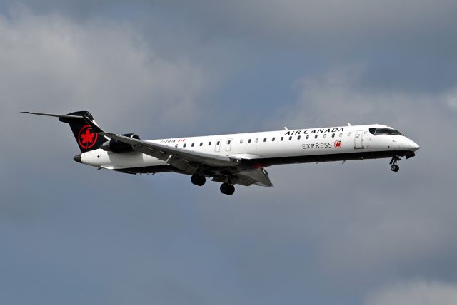 Canadair Regional Jet CRJ-900 (C-FRJA)