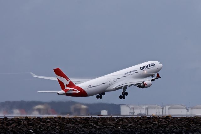 Airbus A330-300 (VH-QPA) - QF5 RWY16R YSSY