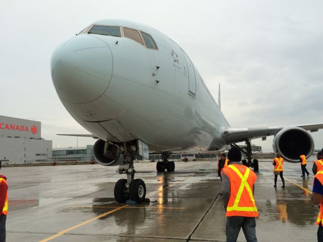 BOEING 767-300 (C-GEOQ)