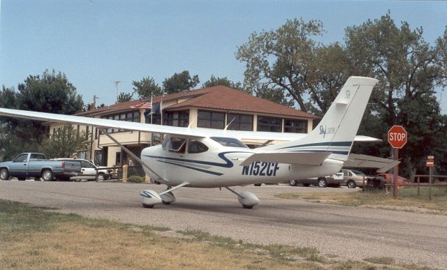 Cessna Skylane (N152CF) - Airstrip and restraunt in Beaumont Kansas