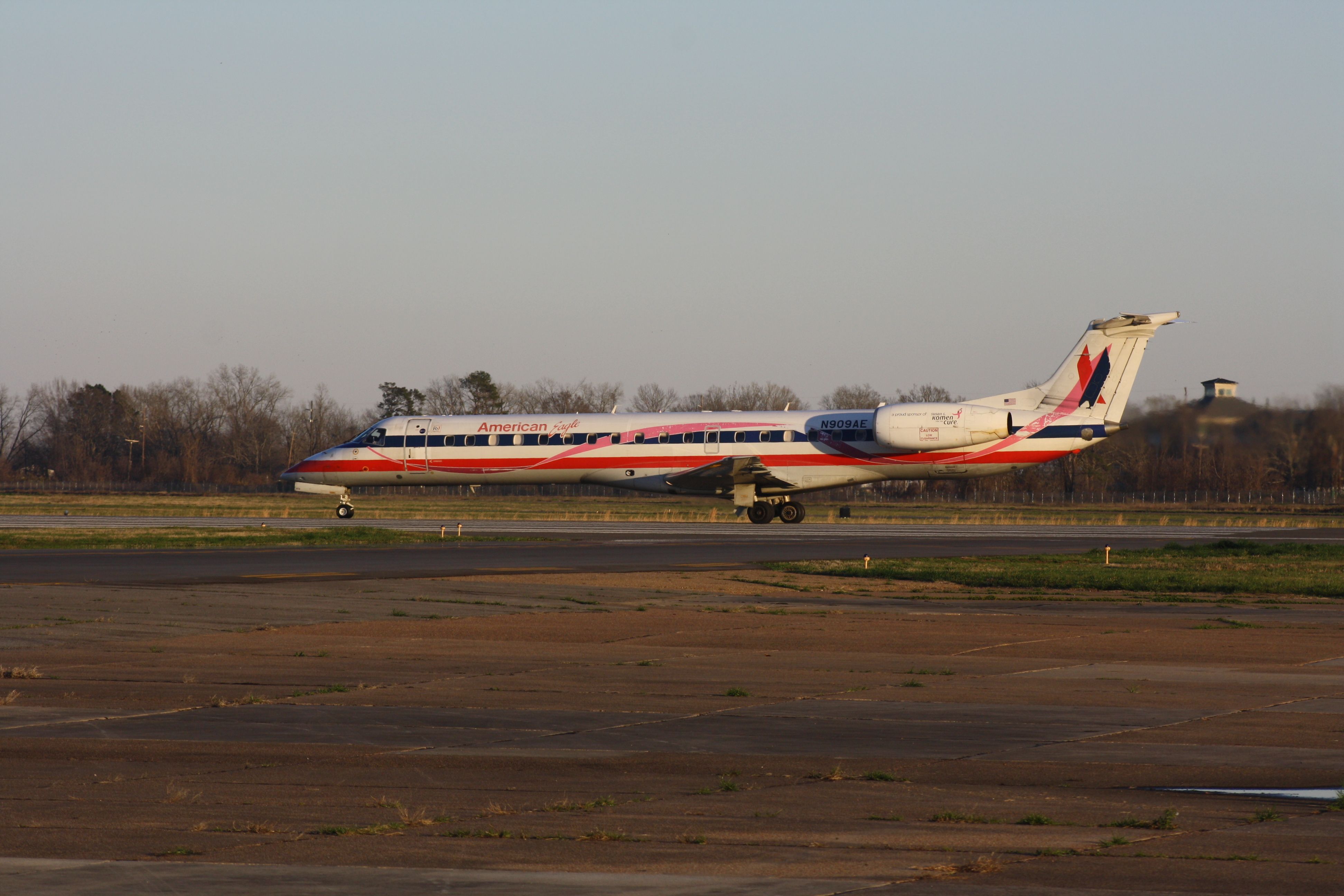 Embraer ERJ-145 (N909AE)