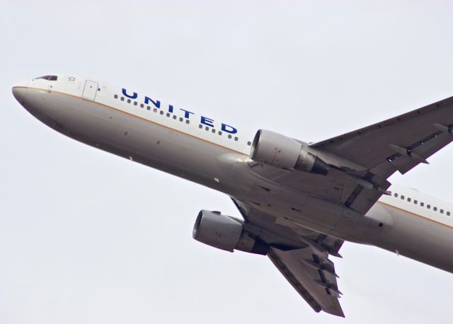 BOEING 767-300 (N643UA)