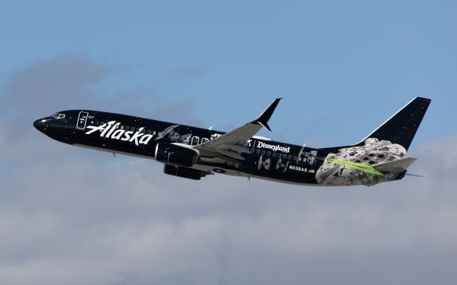 Boeing 737-700 (N538AS) - Alaska Airlines (Star Wars Livery) Departing from KLAX Taken at Clutters park.