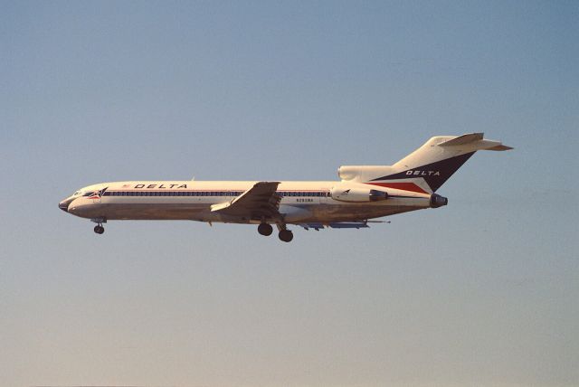 BOEING 727-200 (N293WA) - Final Approach to KLAX Intl Airport on 1989/08/31