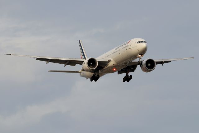 BOEING 777-300 (F-GSQE) - 'AFR 334' from Paris on short final yto 22L