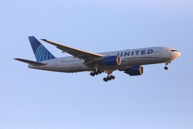 Boeing 777-200 (N210UA)