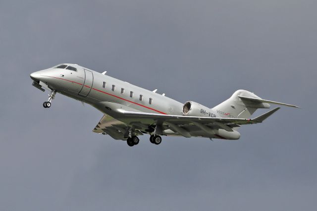 Canadair Challenger 350 (9H-VCB)