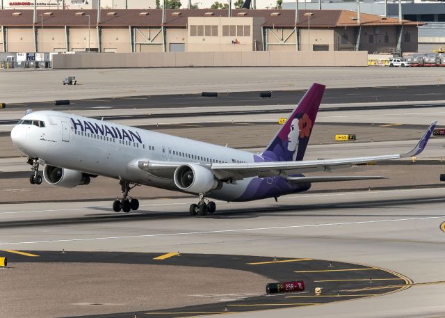 BOEING 767-300 (N590HA)