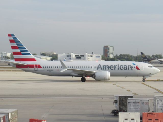 Boeing 737 MAX 8 (N323RM)