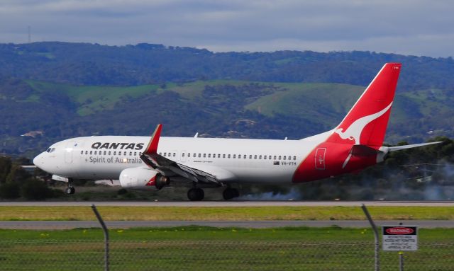 Boeing 737-700 (VH-VYH) - Landing on runway 05. Taken from Tapleys Hill Road viewing area.