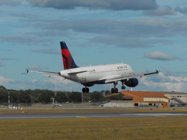 Airbus A319 (N329NB) - Delta A319 landing RWY 9