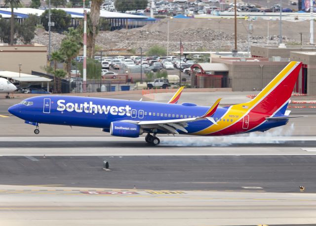 Boeing 737-800 (N8513F)