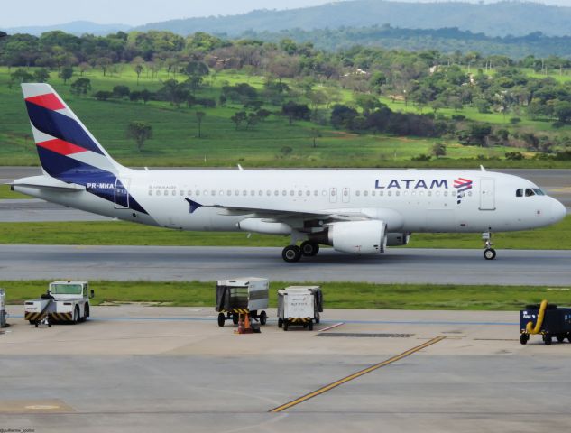 Airbus A320 (PR-MHA)