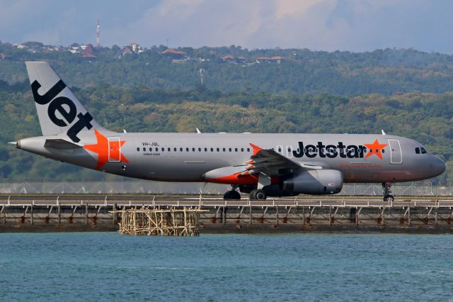 Airbus A320 (VH-JQL)