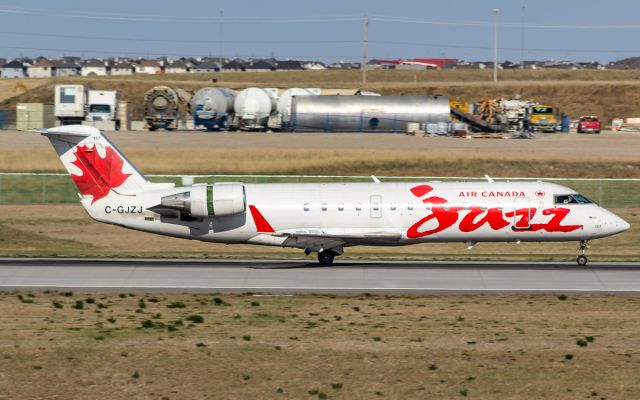 Canadair Regional Jet CRJ-200 (C-GJZJ)