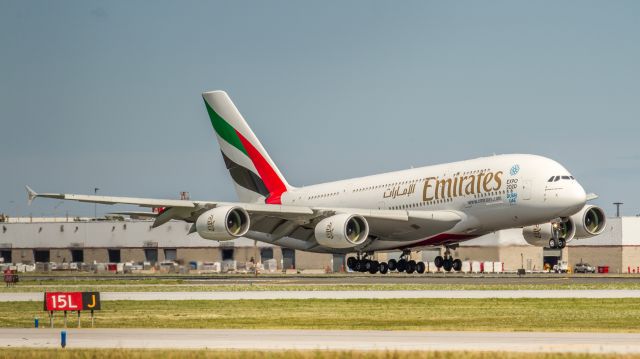 Airbus A380-800 (A6-EEV)