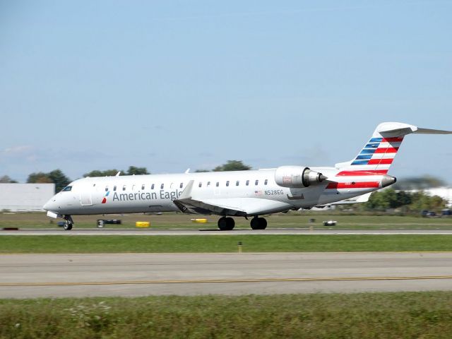 Canadair Regional Jet CRJ-700 (N528EG)