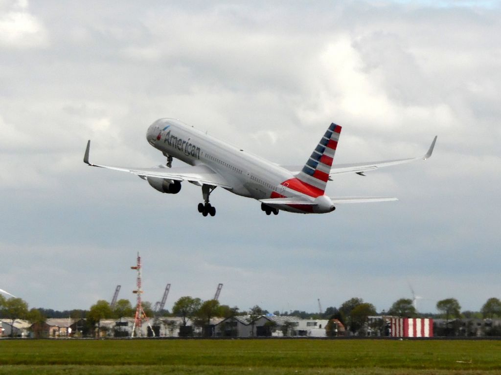 Boeing 757-200 (N206UW)