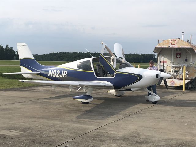 Cirrus SR-20 (N92JR) - Refueling 