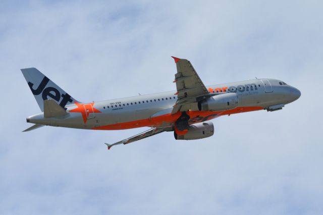 Airbus A320 (VH-VQA) - Getting airborne off runway 23 and heading off to another interstate destination. Thursday 13th March 2014.