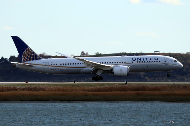Boeing 787-9 Dreamliner (N35953) - UAL B789 arriving to BOS with the NY Jets who play the Patriots. 